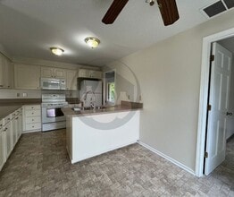 4688 Treeside Dr NE in Salem, OR - Building Photo - Building Photo