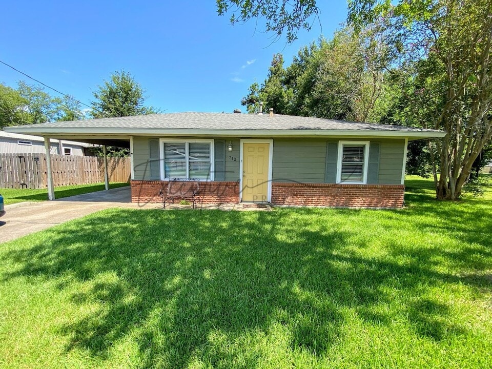 712 Boice St in Sulphur, LA - Building Photo