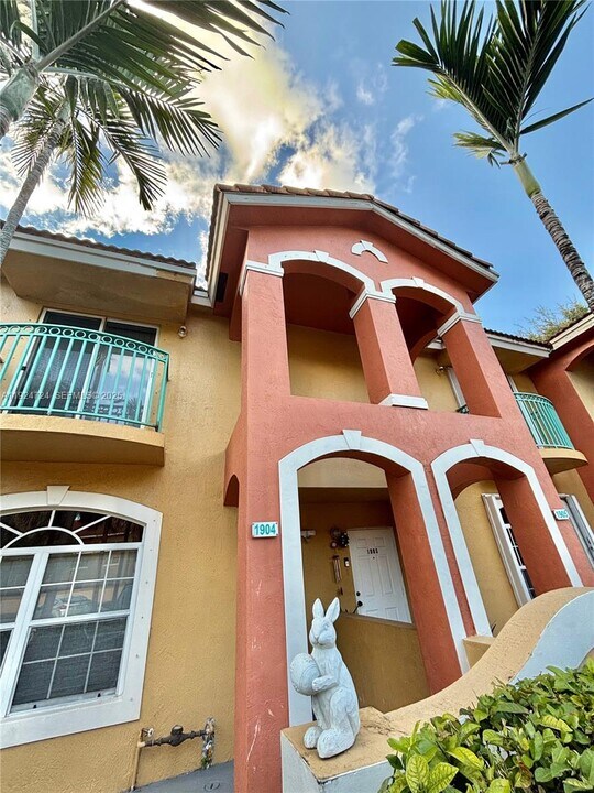 6965 NW 173rd Dr in Hialeah, FL - Building Photo