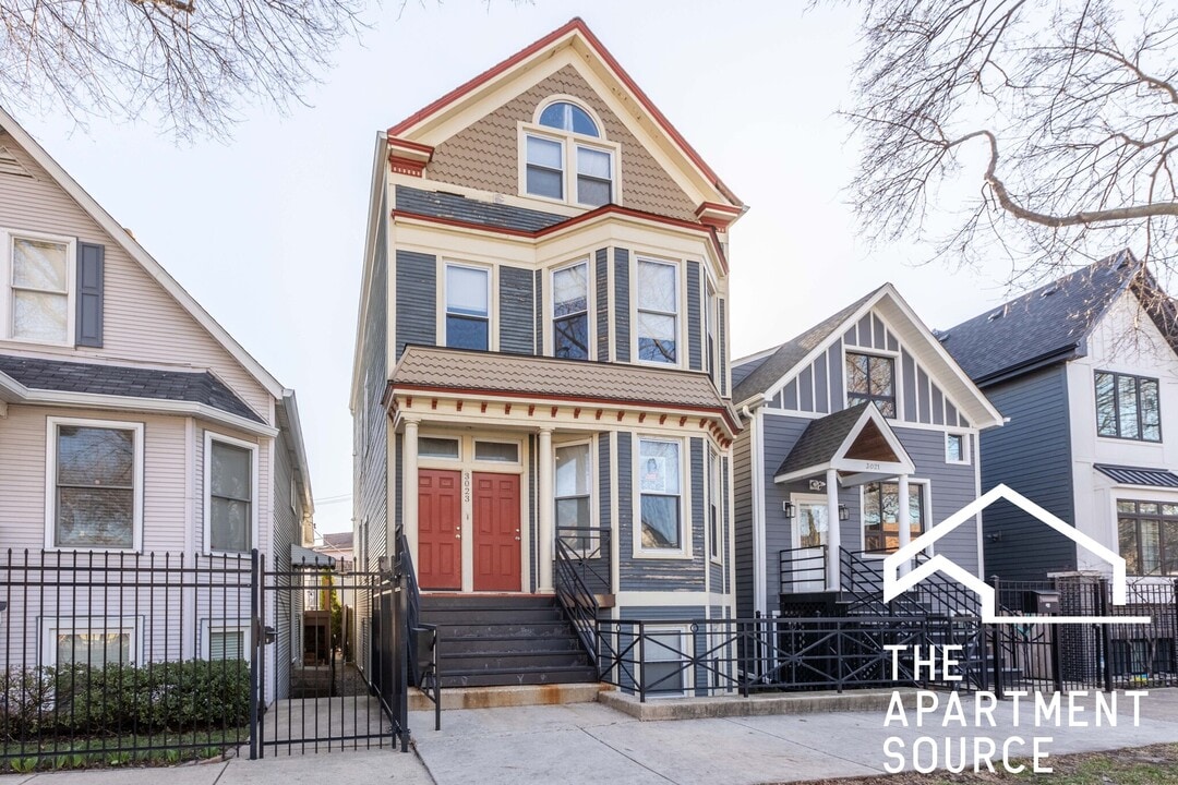 3023 N Oakley Ave, Unit 2 in Chicago, IL - Building Photo