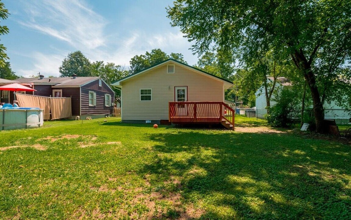 811 Lee Ave in Rossville, GA - Building Photo