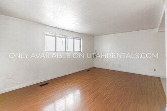 230 W Foxbridge Dr in Midvale, UT - Building Photo - Building Photo