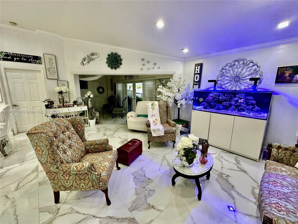 5259 NW 184th Ln in Miami Gardens, FL - Building Photo