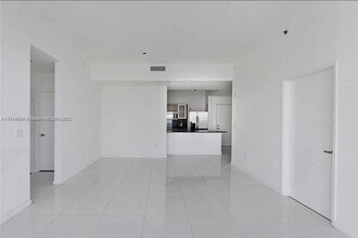 950 Brickell Bay Dr, Unit 5305 in Miami, FL - Building Photo - Building Photo