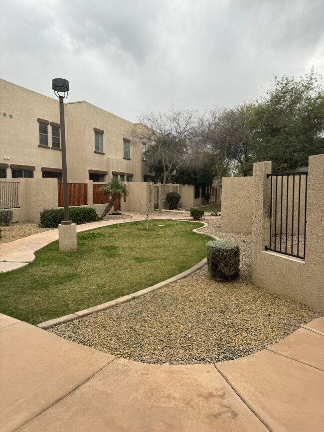 1886 E Don Carlos Ave in Tempe, AZ - Building Photo - Building Photo