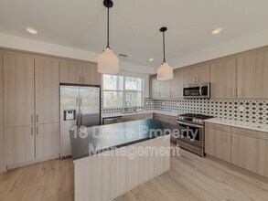 10482 San Diego Mission Rd in San Diego, CA - Foto de edificio - Building Photo