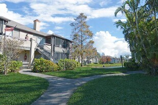 10265 Gandy Blvd N in St. Petersburg, FL - Building Photo