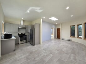 76 E Wildflower Dr in Santa Fe, NM - Building Photo