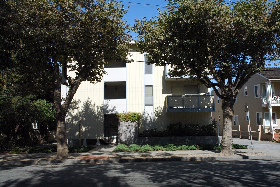 1120 Douglas Ave in Burlingame, CA - Foto de edificio