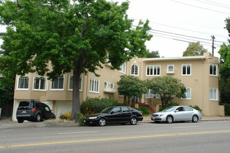 3000 Claremont Ave in Berkeley, CA - Building Photo - Building Photo