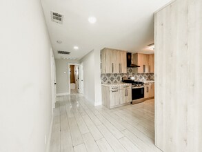 1847 Shore Acres Blvd NE in St. Petersburg, FL - Foto de edificio - Building Photo