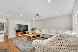 8605 Western Oak Dr in Springfield, VA - Building Photo - Building Photo