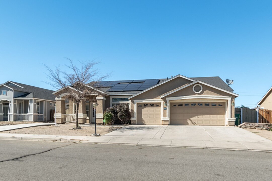 902 Jones Way in Fernley, NV - Foto de edificio