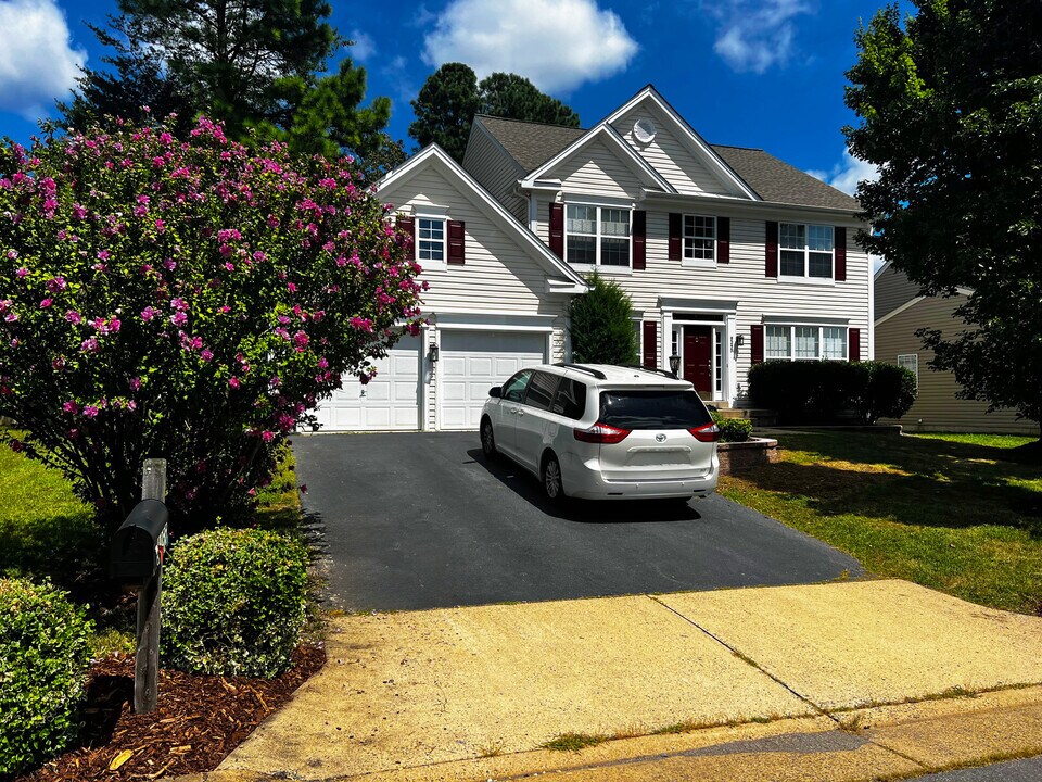 9255 Glen Meadow Ln in Linton Hall, VA - Building Photo