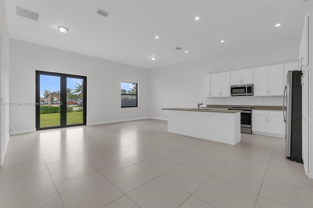 19447 SW 124th Ave in Miami, FL - Building Photo