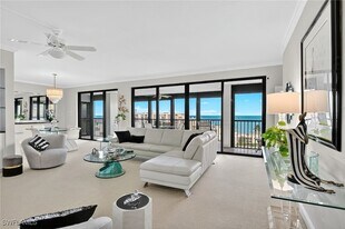 2400 Gulf Shore Blvd N, Unit 3 in Naples, FL - Building Photo