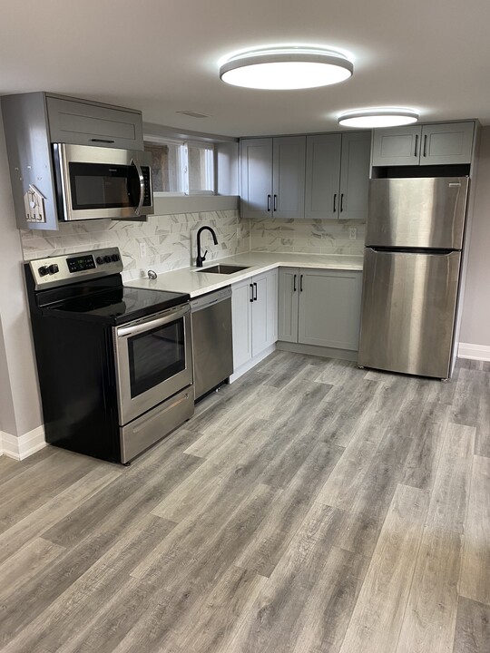740 Collins Bay Rd in Kingston, ON - Building Photo