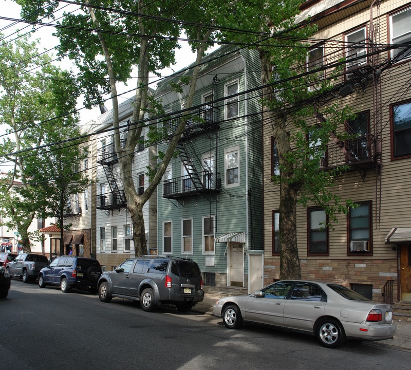 116 Pulaski St in Newark, NJ - Foto de edificio