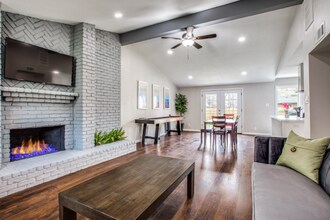 831 Loganwood Ave in Richardson, TX - Foto de edificio - Building Photo