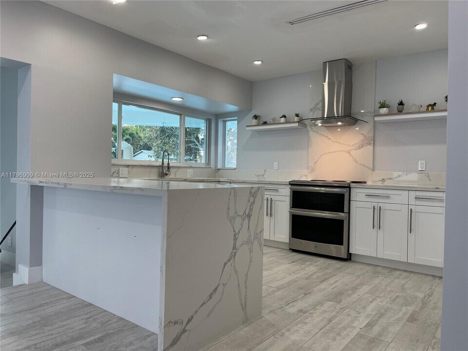 10945 SW 172nd Terrace in Miami, FL - Building Photo