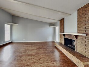 7439 Oakmore Dr, Unit 0605-700 in Dallas, TX - Foto de edificio - Building Photo