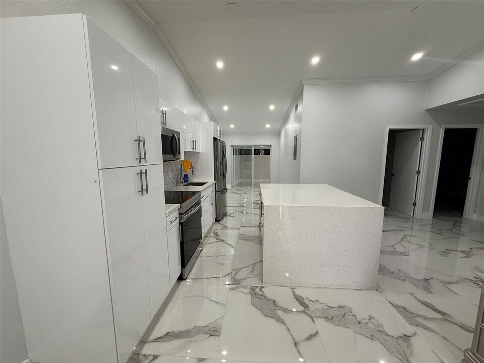 8738 NW 116th Way in Hialeah Gardens, FL - Foto de edificio