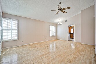 6801 Midpark Cir in Las Vegas, NV - Foto de edificio - Building Photo
