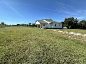 7541 Lafayette Rd in Hopkinsville, KY - Building Photo