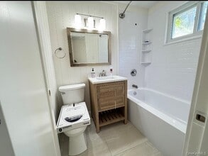 326 Clay Pitts Rd in East Northport, NY - Building Photo - Building Photo