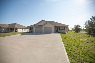 209 N Cypress St in Savannah, MO - Building Photo