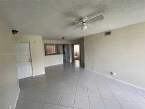 5661 Riverside Dr in Coral Springs, FL - Building Photo - Building Photo
