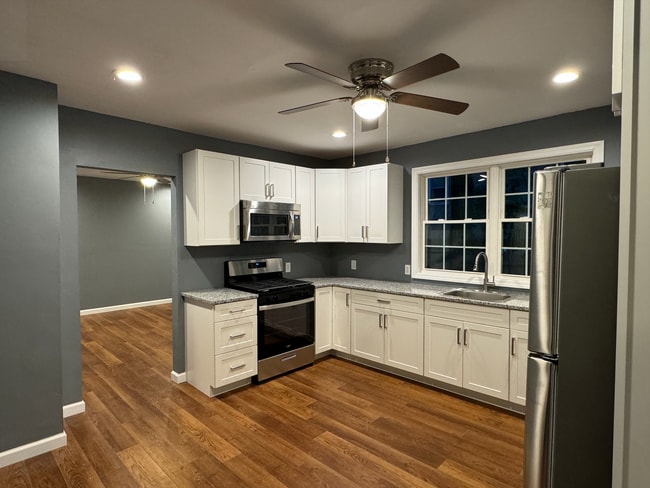 2455 E Main St, Unit 1 in Bridgeport, CT - Foto de edificio - Building Photo