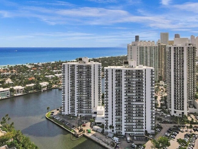 20515 E Country Club Dr in Miami, FL - Building Photo - Building Photo