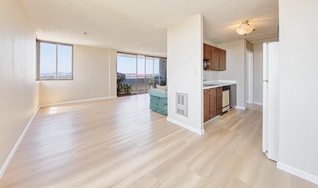 555 Pierce St, Unit 501 in Albany, CA - Building Photo - Building Photo