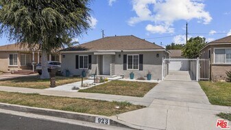923 W Orange Grove Ave in Burbank, CA - Building Photo