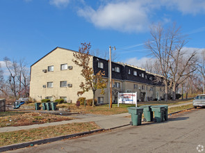 Cherrywood Manor in Dayton, OH - Building Photo - Building Photo