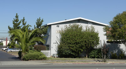 Parkway Pines in Hayward, CA - Building Photo - Building Photo