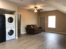 4449 Brown St, Unit #2-2 in Lake Charles, LA - Building Photo