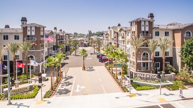 Valentia by Windsor in La Habra, CA - Foto de edificio - Building Photo