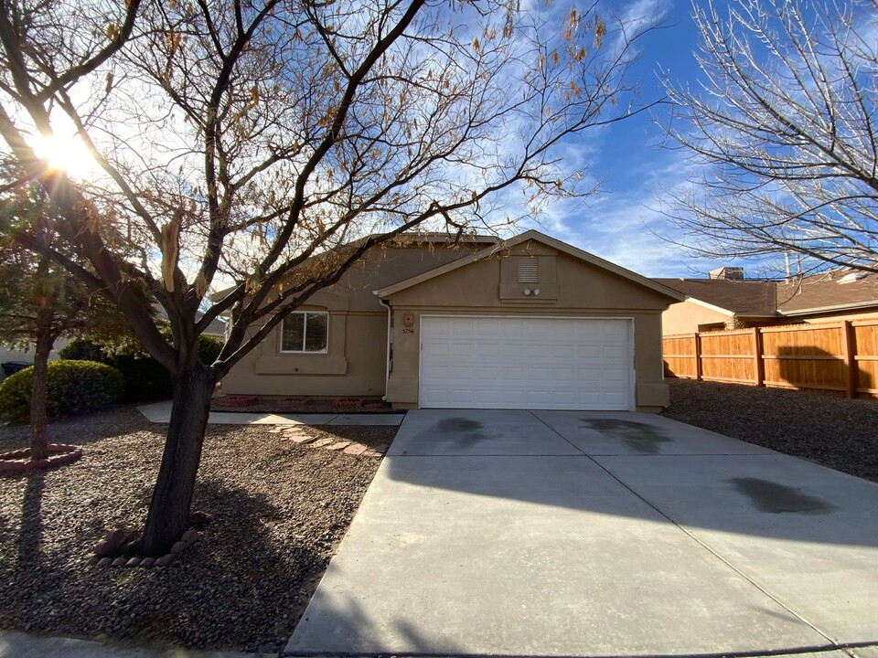 5756 Carmen Rd NW in Albuquerque, NM - Building Photo