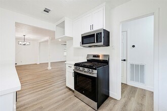 2703 Ammons St in Baytown, TX - Building Photo - Building Photo