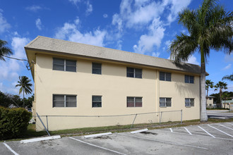 Cypress Apartments in Palm Springs, FL - Foto de edificio - Building Photo