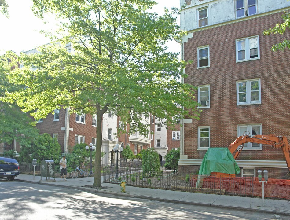 37-43 Mitchell Pl in White Plains, NY - Foto de edificio