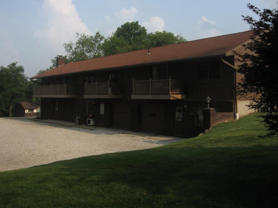 1308 Steese Rd in Uniontown, OH - Building Photo