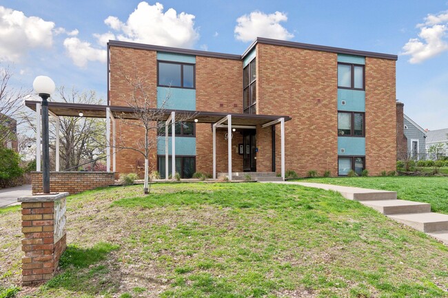 Karmel Apartments in Minneapolis, MN - Foto de edificio - Building Photo