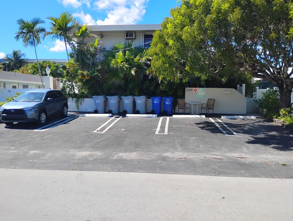 305 SE 12th Ave, Unit 1A 2A 2B in Pompano Beach, FL - Building Photo