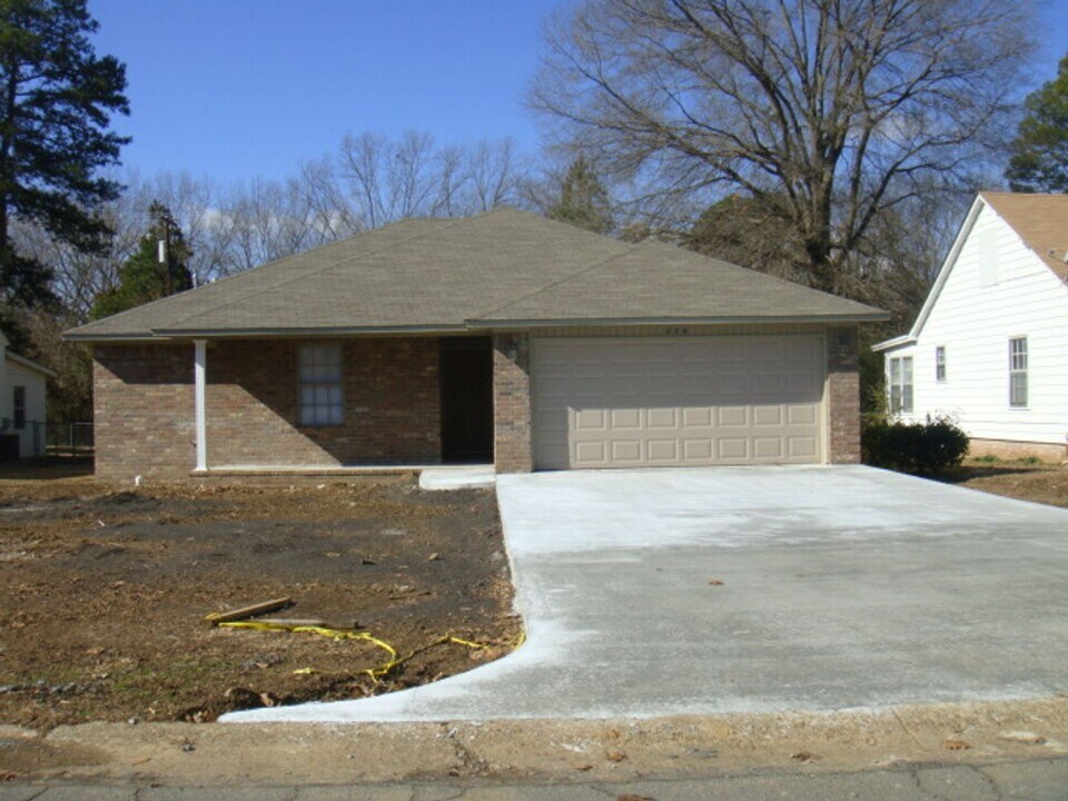 226 W Circle Dr in Russellville, AR - Building Photo