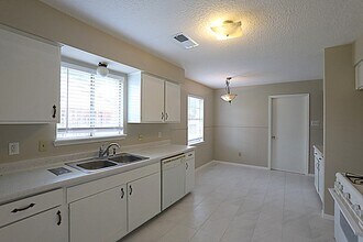 11735 N Willowdale Cir in Houston, TX - Building Photo - Building Photo