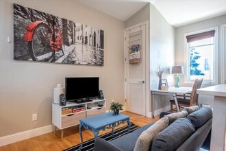 21 S Claremont St, Unit Sunny Studio in San Mateo, CA - Building Photo - Building Photo