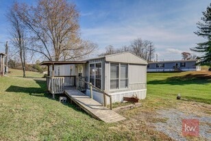 102 Claude Simmons Rd in Johnson City, TN - Building Photo